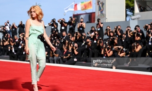 Làm sao để mặc đồ ngủ lên thảm đỏ? Hãy trở thành Kristen Stewart 