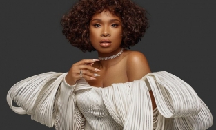 Nữ ca sĩ da màu Jennifer Hudson diện váy của NTK Công Trí