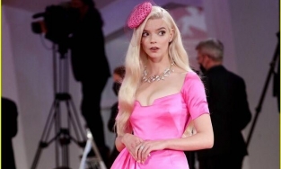  “Nữ hoàng cờ vua” Anya Taylor – Joy mặc váy nhăn nhúm trên thảm đỏ LHP Venice 78 