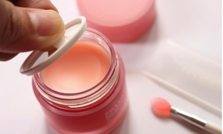 Mặt nạ ngủ cho môi: Tốn tiền nhưng có thực sự cần thiết? 