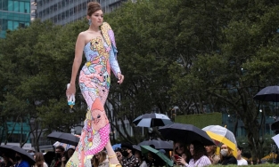 Show diễn Moschino 2021 lộn xộn “như một cái chợ” 