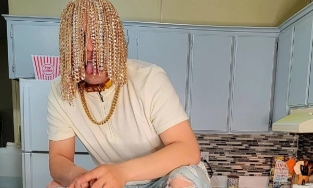 Nam rapper gắn dây chuyền vào da đầu