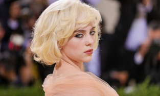 Billie Eilish tái hiện lại hình ảnh của Marilyn Monroe, thay đổi chính sách của nhãn hàng tại Met Gala 2021 