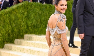 Chưa bao giờ Kendall Jenner mặc đẹp và đúng chủ đề như Met Gala 2021 