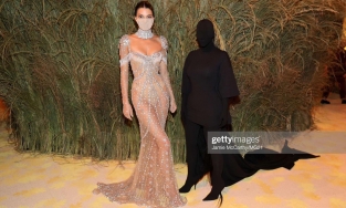 Met Gala 2021: Kim Kardashian 'thi triển' tuyệt chiêu “ẩn thân chi thuật'?