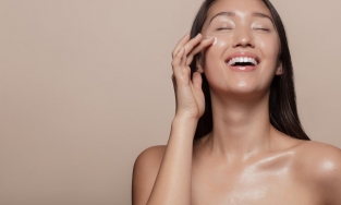 Chỉ cần làm sai điều này, da bạn sẽ lão hóa không phanh vì dùng Hyaluronic Acid 