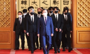 7 thành viên của BTS diện trọn vẹn cây Louis Vuitton trên đường sang New York dự hội nghị LHQ