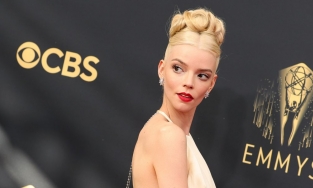 Tổng kết Emmy 2021: Những bộ váy đẹp nhất thảm đỏ