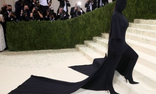 Met Gala 2021 chuyện chưa kể: Đuôi tóc của Kim Kardashian có giá 230 triệu đồng 
