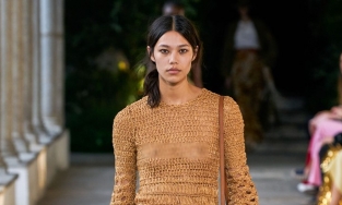 Chân dài Việt Jade Nguyễn 'thả rông' tại Tuần lễ thời trang Milan 