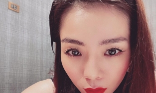 Lệ Quyên selfie, ánh mắt lúng liếng hớp hồn nhưng có gì đó sai sai?