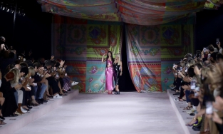 Thật may mắn khi Dua Lipa thôi không làm người mẫu 