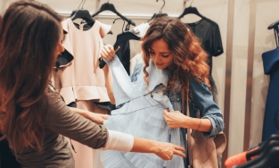 Tại sao thử quần áo ở tiệm luôn đẹp hơn lúc mang về mặc lại ở nhà?