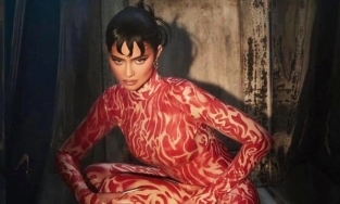 Đón Halloween sớm với cùng Kylie Jenner với bộ cánh đỏ rực như thịt sống