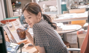 Đây là 4 bí kíp đơn giản giúp Kim Go Eun có làn da căng bóng dù đã 30 tuổi