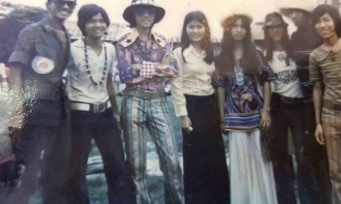 Quần ống loe: Đại diện cho văn hóa Hippie ở Việt Nam