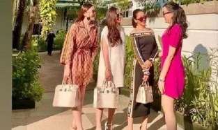 Chiếc túi mỗi năm chỉ sản xuất 1, 2 cái nhưng bạn thân Lệ Quyên ai cũng có