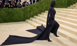 Bộ đồ trùm kín người của Kim Kardashian tại Met Gala 2021 trở thành trào lưu hóa trang Halloween 