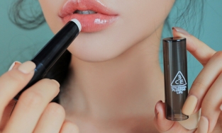 4 cách đánh son không bị khô môi 