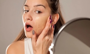 Nên đánh kem nền bằng tay hay bằng cọ? Cách đánh kem nền bằng tay trong 5 phút để có lớp nền mịn 