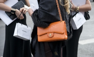 Giáng Sinh này, Chanel lại tăng giá: Đầu tư túi hiệu lời hơn đầu tư chứng khoán như lời đồn?