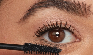 Làm thế nào để tẩy sạch mascara không trôi?