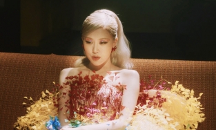 Netizen phấn khích khi dẫn đầu BXH trang phục đắt nhất lịch sử MV Kpop là một thương hiệu Việt 