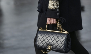 Lý do nào khiến Chanel liên tục tăng giá, tăng giá và tăng giá?