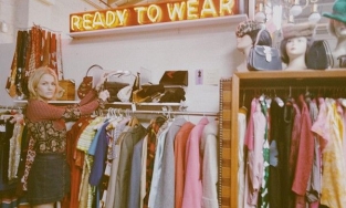 Câu hỏi muôn thuở: Tái sử dụng quần áo hay 'thà là bỏ đi hết ta làm lại từ đầu'?  