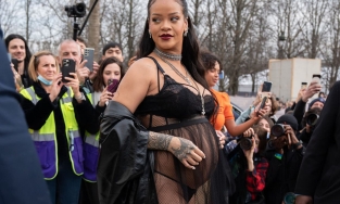 Rihanna đi trễ show Dior, để các đại sứ và chủ tịch tập đoàn LVMH chờ dài cả cổ