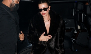 Đi muộn tuần lễ thời trang nhưng Hailey Bieber vẫn chiếm trọn sự chú ý