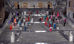 Dior kiện Valentino