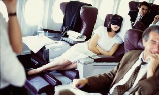 Chăm sóc da khi đi máy bay: Làm sao để luôn rạng rỡ trên 9 tầng mây?
