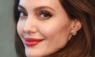 Đang căng thẳng tranh con với Brad Pitt, Angelina Jolie lại gặp rắc rối 