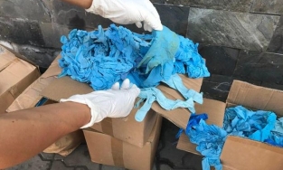 TP.HCM: Phát hiện 2 container găng tay y tế bẩn nhập từ Trung Quốc