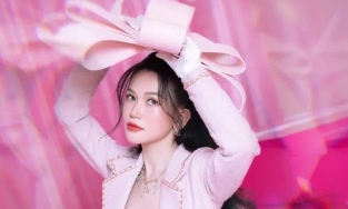 Hậu chia tay bạn trai, Sĩ Thanh tung bộ ảnh đón tuổi 35 cực quyến rũ