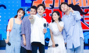 Các MC của show giải trí Happy Camp bị vướng vào lùm xùm ăn chặn tiền và bán quà của fan hâm mộ