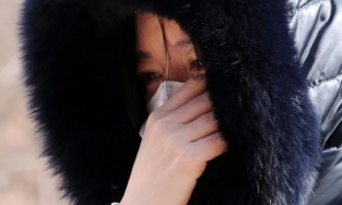 Lee Young Ae khóc khi cùng gia đình đến viếng mộ em bé bị bạo hành