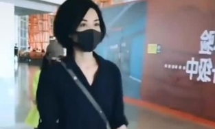 Phản ứng của Vương Phi khi bất ngờ xuất hiện ở sân bay cùng lúc với Trương Bá Chi