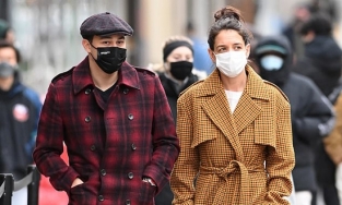 Katie Holmes vui vẻ dạo phố với người tình trẻ tuổi