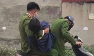 Hình ảnh chiến sĩ bế nữ cán bộ y tế ngất xỉu đi cấp cứu gây xúc động