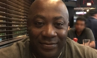 Chàng trai lấy nhẫn của bạn gái mang đi cầu hôn bồ ngày Valentine