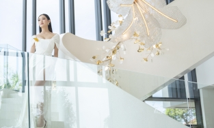 Hoa hậu Lương Thuỳ Linh diện váy xẻ, khoe cặp chân dài 1m22 trứ danh