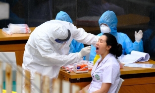 Bộ Y tế yêu cầu xét nghiệm nhân viên cả nước trước chủng virus biến thể 'siêu lây nhiễm'