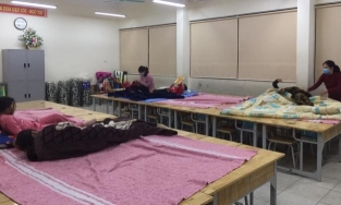 Hiệu trưởng trường TH Xuân Phương tự nguyện vào khu cách ly để chăm sóc HS