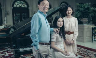 Con gái rượu gia nhập showbiz, chủ tịch Huawei bị bắt xin lỗi cổ đông