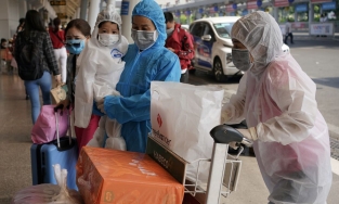 Người dân mặc bảo hộ, trùm kín mít về quê ăn Tết vì sợ dịch Covid-19