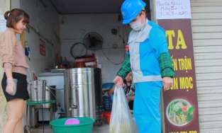 Mở hàng mới biết có lệnh giãn cách, quán phở đem nước dùng đi khắp phố cho 
