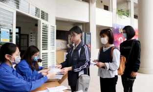 Một trường đại học tại Hà Nội không cho sinh viên ra khỏi khuôn viên 