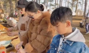 Khoảnh khắc thân thiết của con trai Lệ Quyên và người tình của mẹ